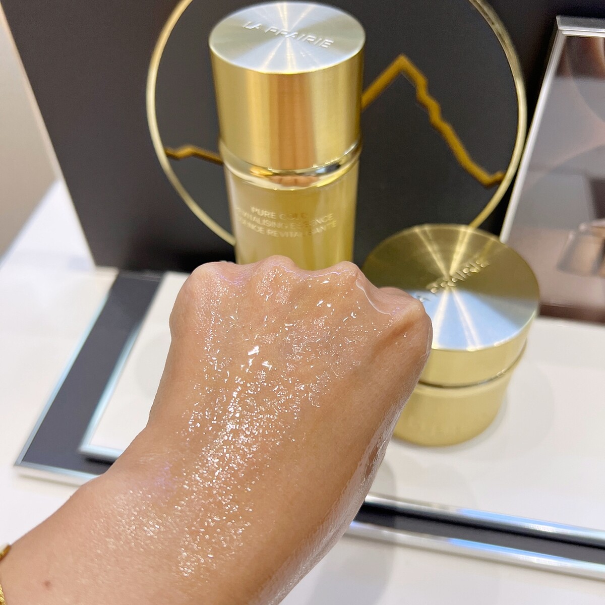 La Prairie萊珀妮極緻金燦金露質地示意。