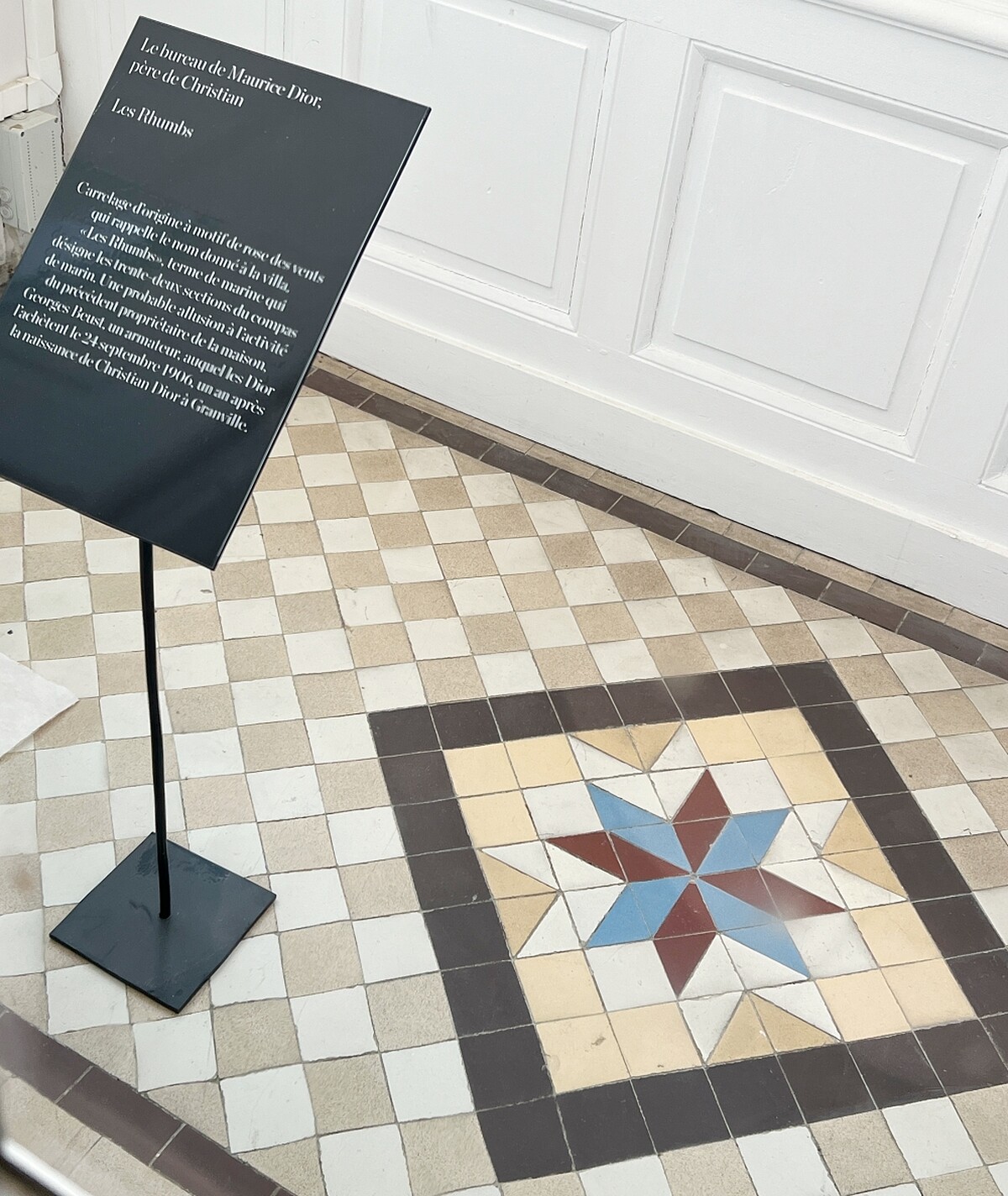 迪奧家族別墅Les Rhumbs的象徵標誌就是星形羅盤玫瑰。古老的航海符號靜靜守護著這座宅邸。如同一顆永不離身的守護之星，陪伴迪奧先生度過了整個美好的童年時光。