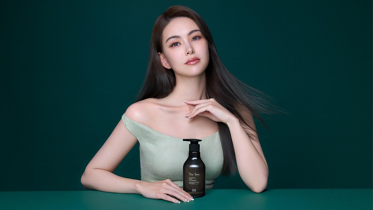 昆凌最愛的療癒時刻，在每天感受髮絲甦醒之時！ 看她如何揮別躁動日常，沉浸於森挪威「莘生靈芝養髮浴」的清新儀式