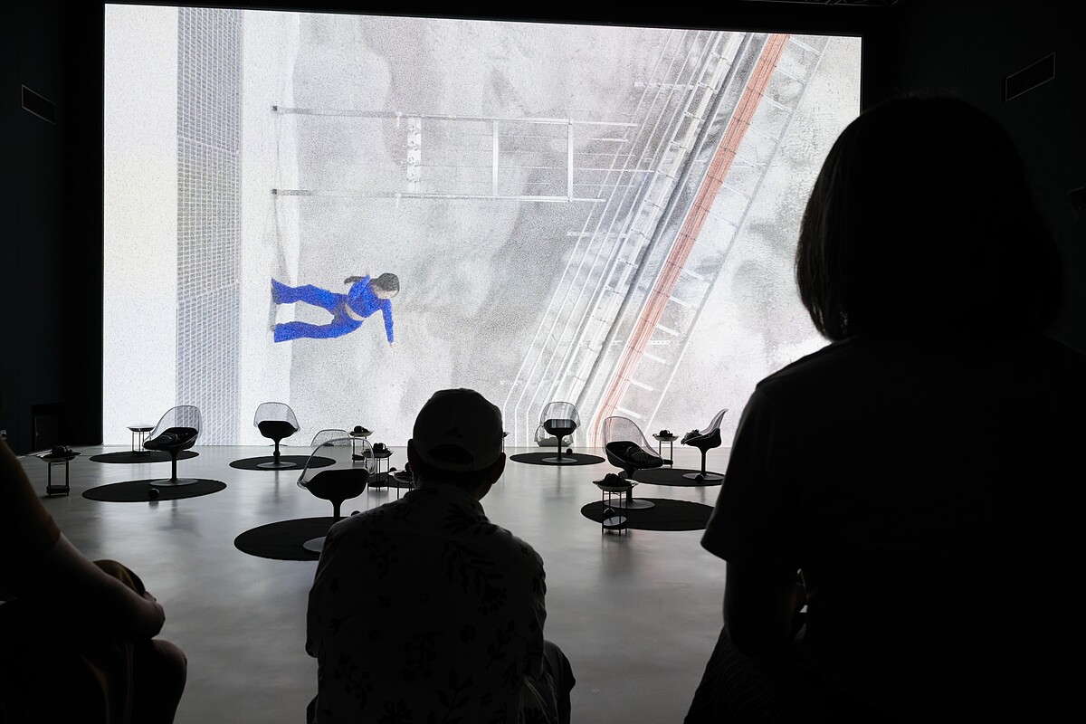 捕捉身體在極端環境中的感知，《暗宇之感》最終轉化為作品核心的粒子舞蹈語彙。