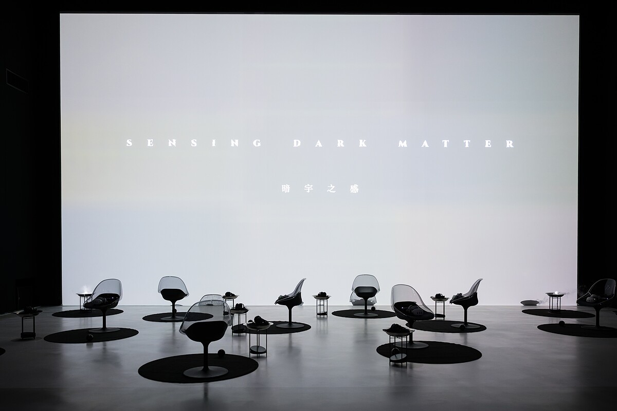 《暗宇之感》以三重奏般的沉浸敘事讓觀眾彷彿成為星系中的粒子。（臺北表演藝術中心提供）