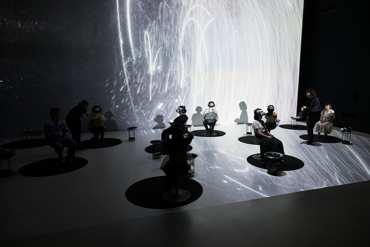 觀眾透過VR頭顯裝置，體驗有如水母於海洋中的漂浮感。（臺北表演藝術中心提供）
