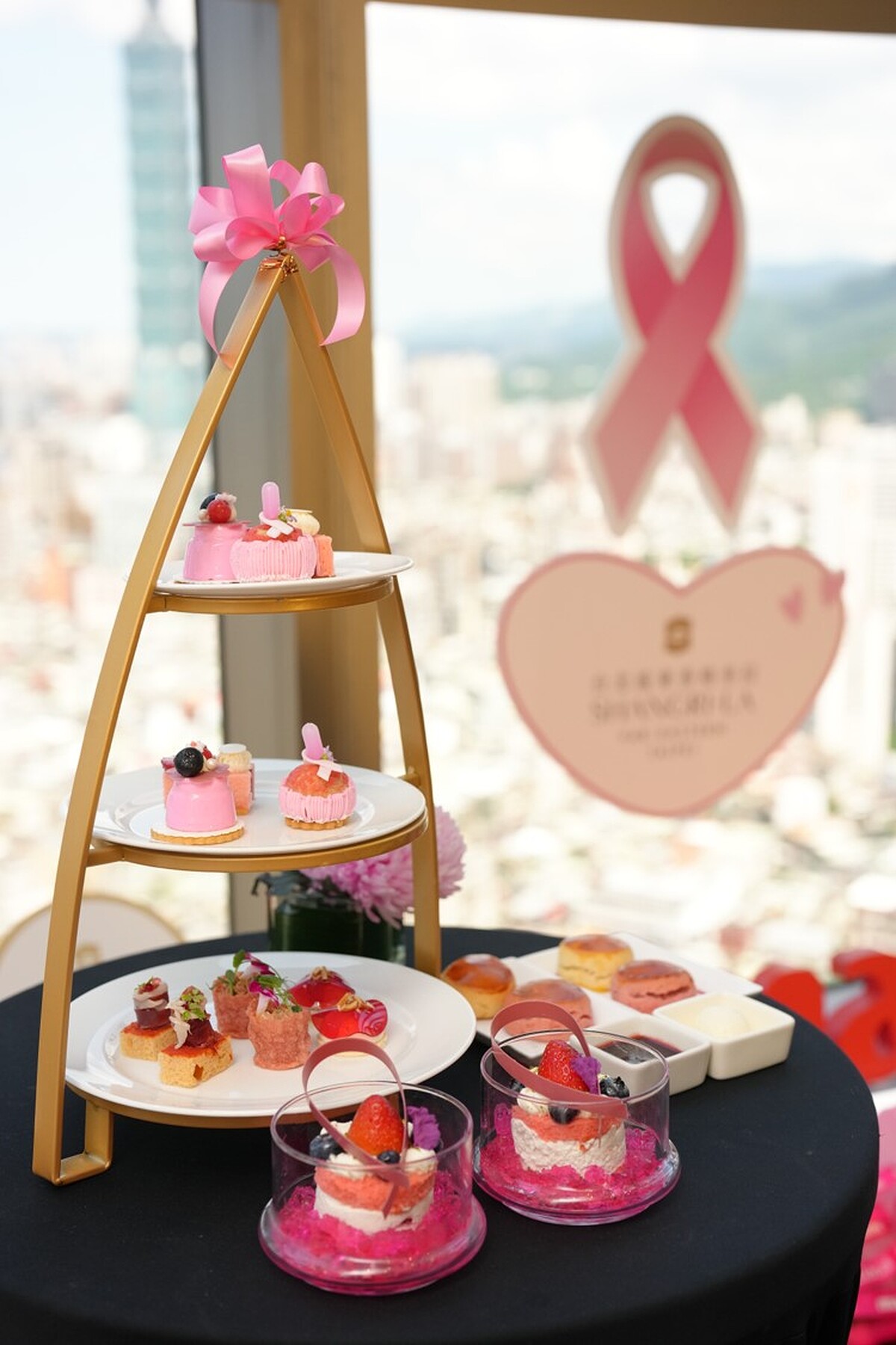 粉紅公益下午茶共推出八道甜鹹點每位1,280+10%元起。