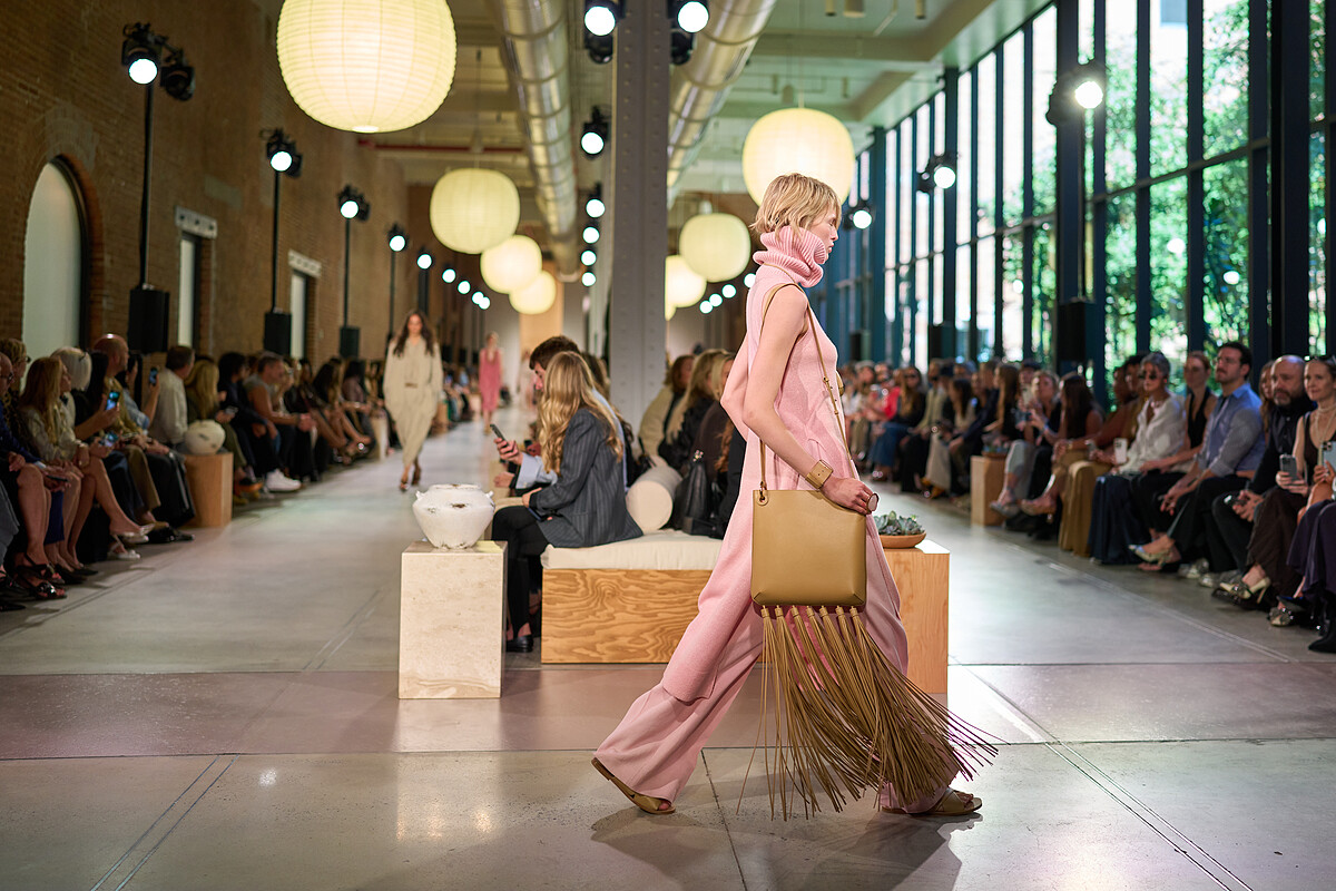 Michael Kors Collection 2026春夏系列大秀於紐約切爾西的 Terminal Warehouse 隆重登場。