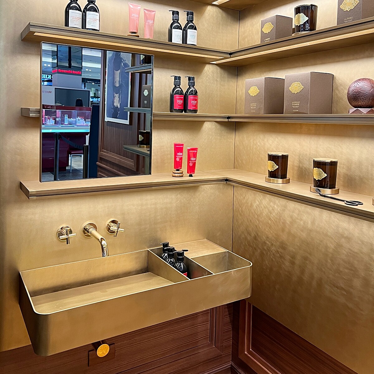 L&lsquo;Artisan Parfumeur 阿蒂仙之香台北 新光三越信義新天地A11形象店中有貼心的洗手台設計。