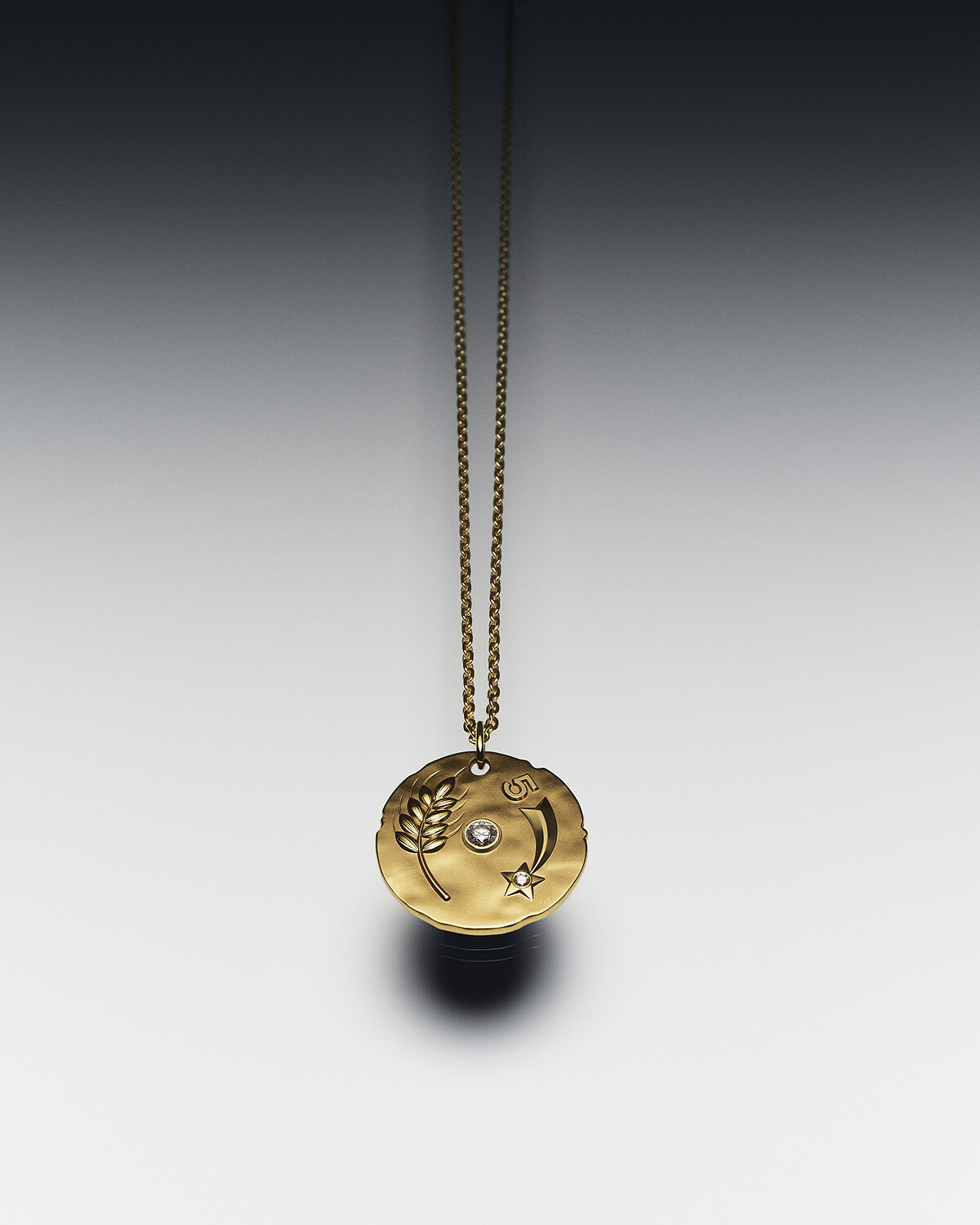 Chanel 全新 CHANCE DE CHANEL 系列: TALISMANS徽章墜飾雙面設計，18K黃金，鑲嵌鑽石，參考價台幣NT$ 236,000