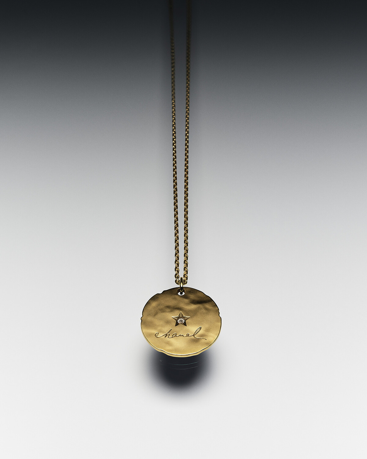 Chanel 全新 CHANCE DE CHANEL 系列: TALISMANS徽章墜飾雙面設計，18K黃金，鑲嵌鑽石，參考價台幣NT$ 236,000