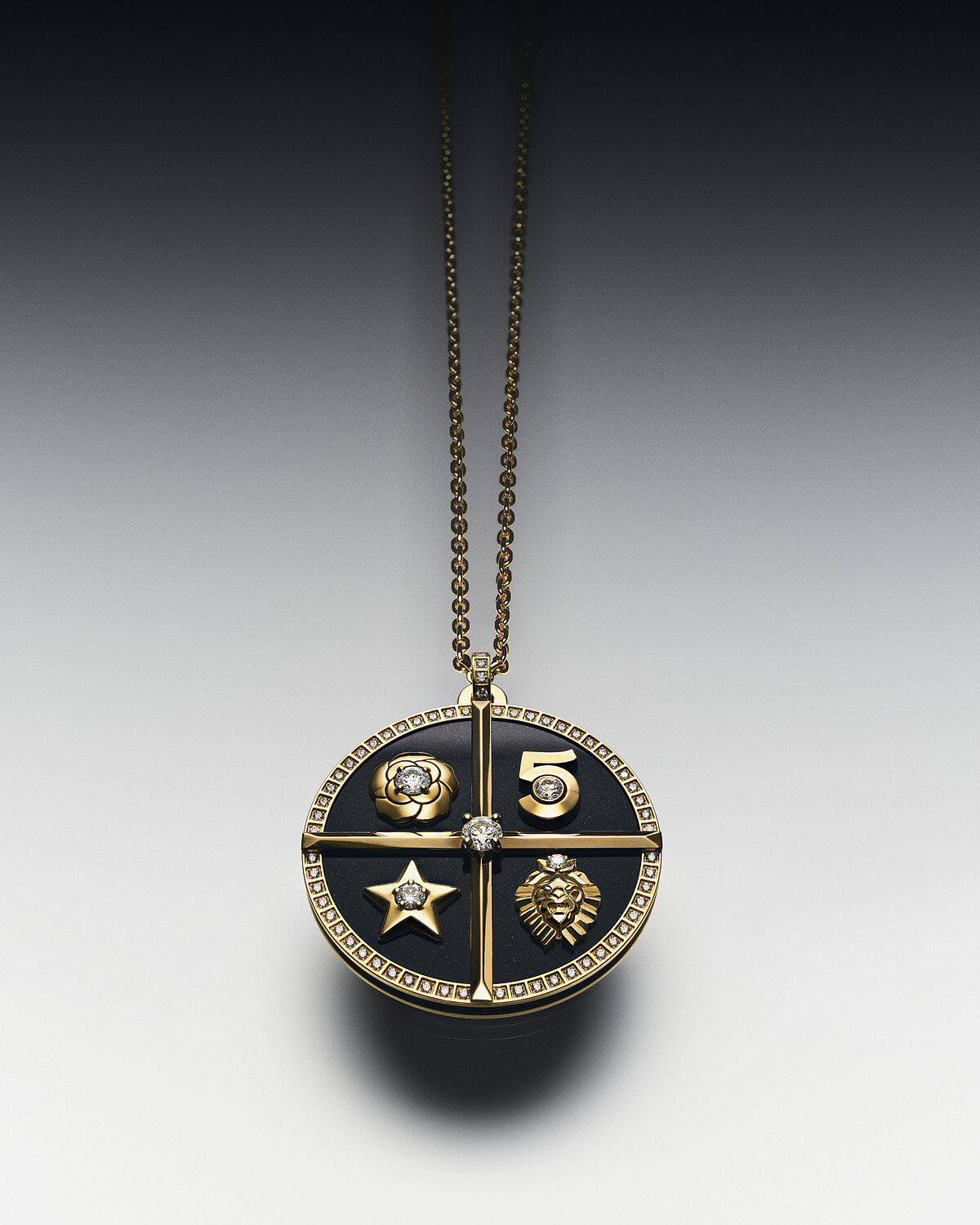 Chanel 全新 CHANCE DE CHANEL 系列: SYMBOLES徽章墜飾 雙面設計，18K黃金，鑲嵌鑽石和黑色軟玉，參考售價台幣NT$ 1,062,000