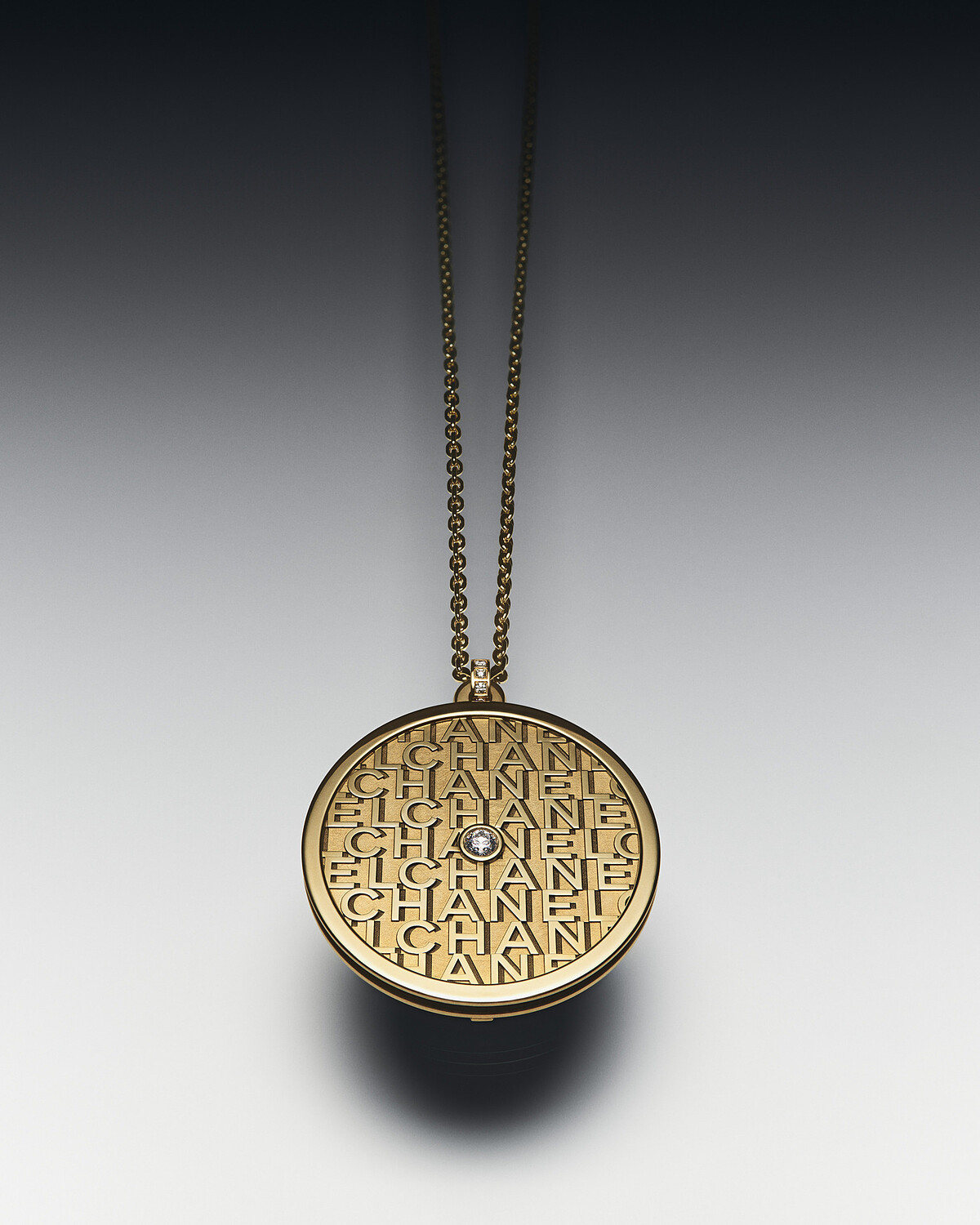 Chanel 全新 CHANCE DE CHANEL 系列: SYMBOLES徽章墜飾 雙面設計，18K黃金，鑲嵌鑽石和黑色軟玉，參考售價台幣NT$ 1,062,000