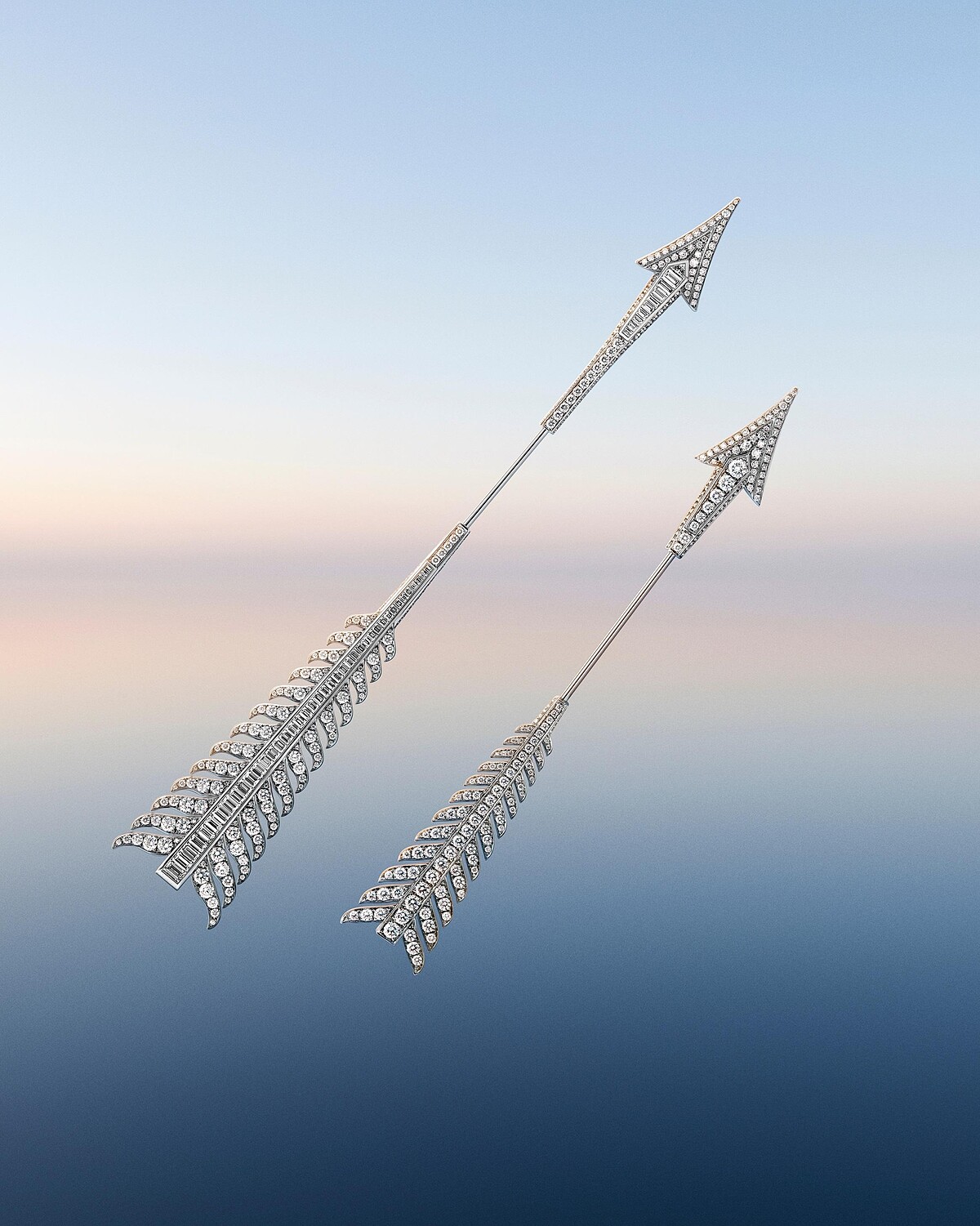 高級珠寶系列Fl&egrave;che胸針 白金750材質、鑲嵌鑽石 JCP00198 台幣參考價格NTD 3,240,000；Fl&egrave;che系列胸針 白金750材質、鑲嵌鑽石 JCP00229. 台幣參考價格NTD 712,000