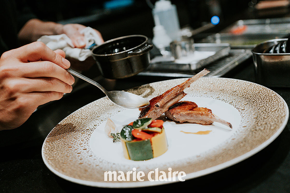 拍攝當天，副主廚為我們示範「嫩煎羊排佐燉羊肩肉餡派與季節時蔬」，他將羊排煎得金黃焦香，肉質軟嫩多汁，搭配慢燉羊肩做的肉派和當季蔬菜，厚實又清爽。