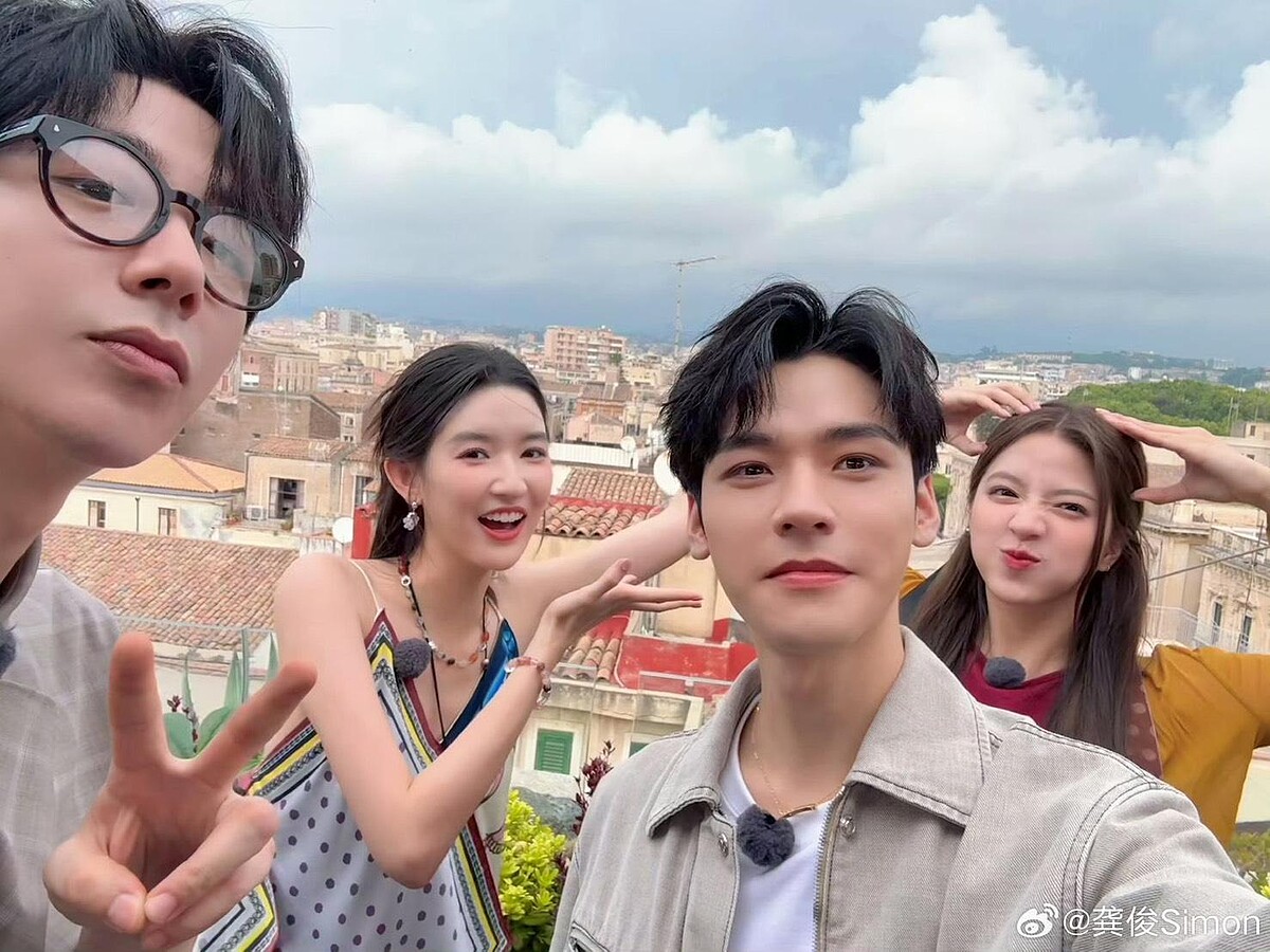 龔俊（右二）在《地球超新鮮》可說是搞笑擔當。（左起為劉宇寧、王玉雯、歐陽娣娣。）