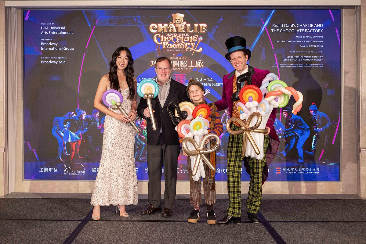 (左起)鎏金女神隋棠、百老匯國際集團總裁暨製作人 Marc Routh、主要演員Cohen Toukatly（飾查理）、主要演員Daniel Plimpton（飾威利 &middot; 旺卡）