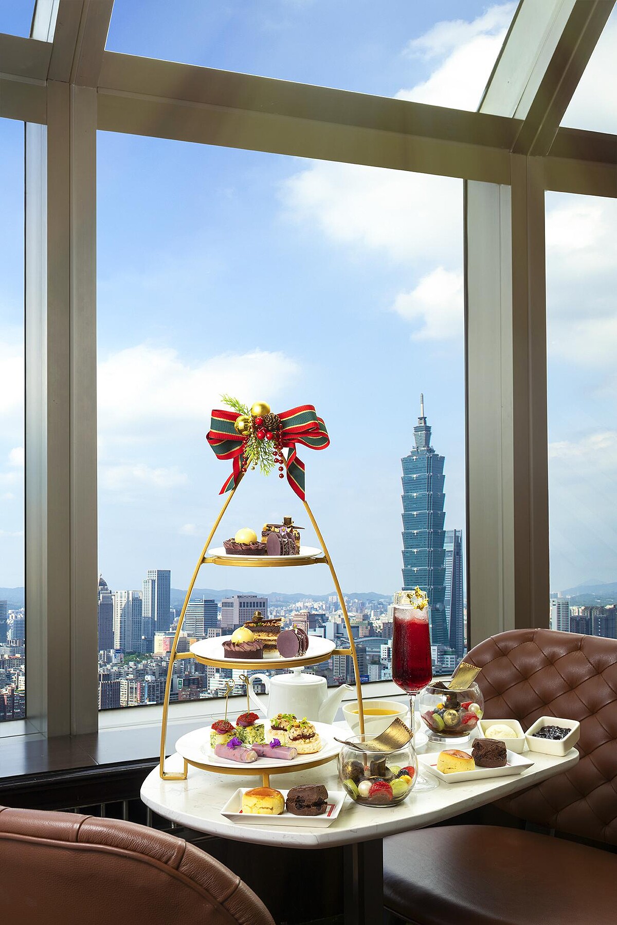 台北遠東香格里拉X巧克力冒險工廠音樂劇聯名推出期間限定的「巧克力冒險工廠下午茶」，於2025年11月15日至2026年1月4日週末限定供應，每套NT$1,280元+10%。