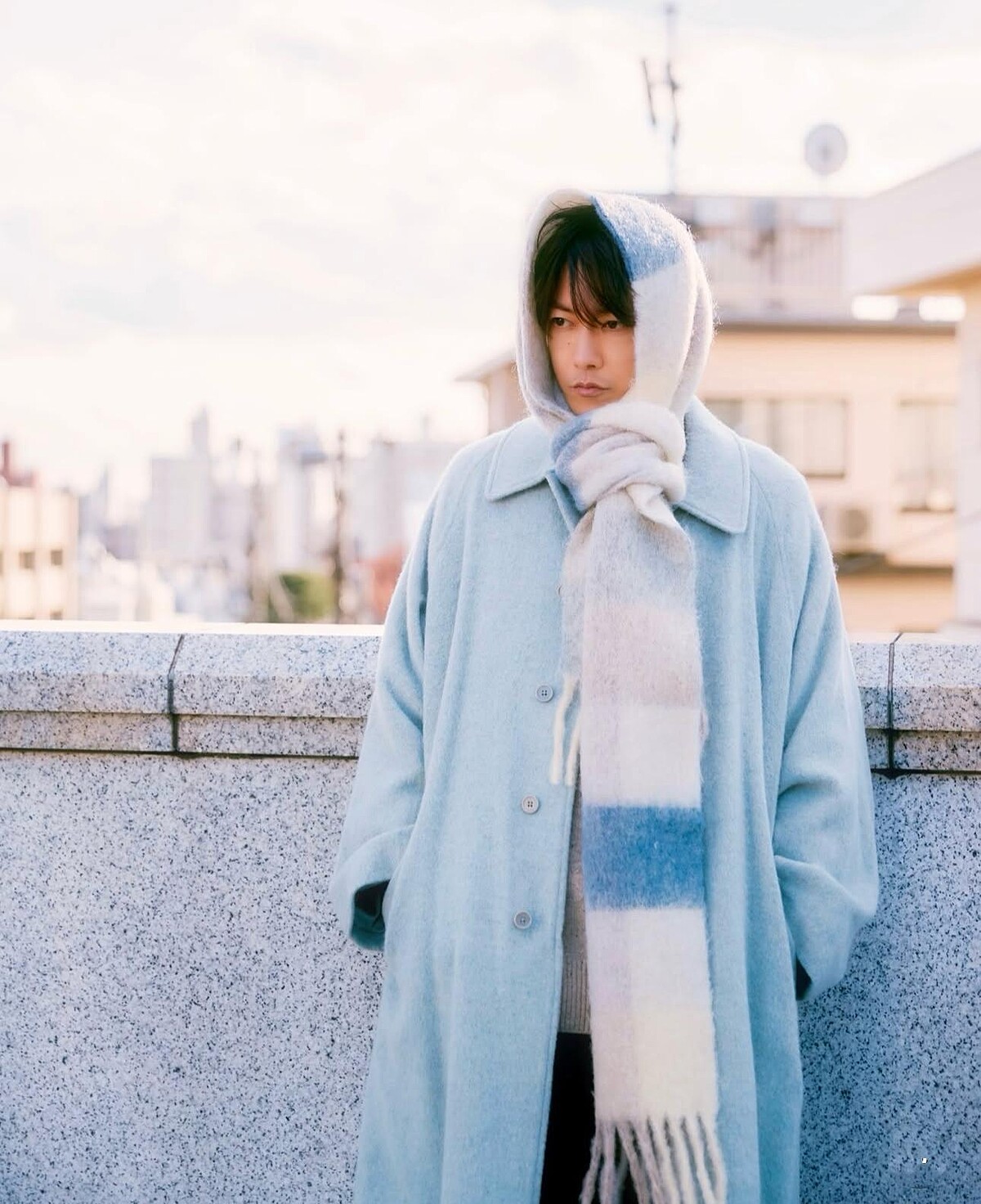 小時候個性害羞，佐藤健自認高中在學校沒什麼存在感。