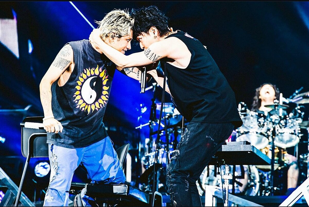 日前 ONE OK ROCK 演唱會，佐藤健（右）與 TAKA 重現戲裡藤谷直季與演唱時的模樣。