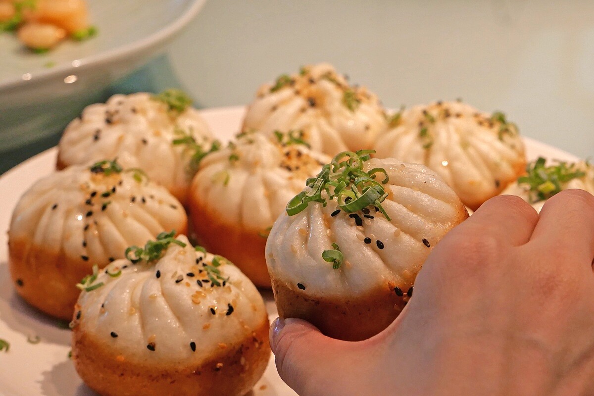 知名的「上海生煎包」酥香多汁。