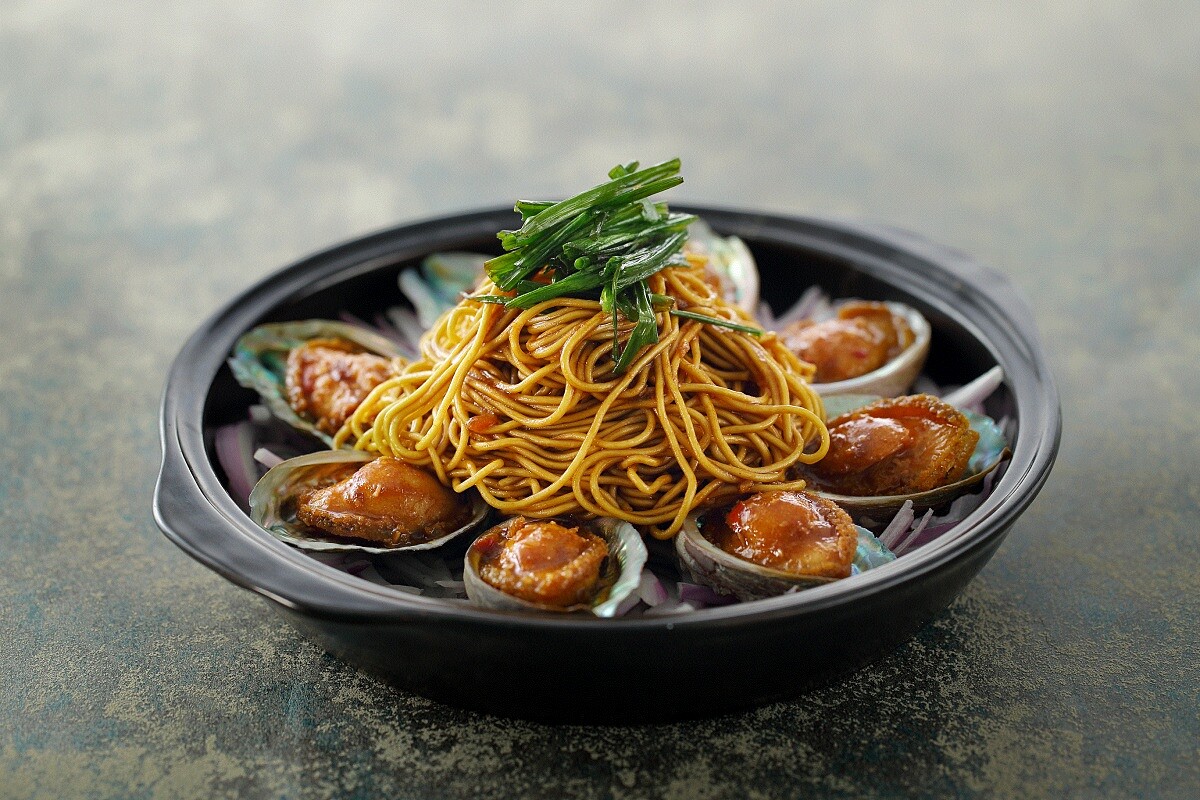 「蔥香鮑魚撈麵」。