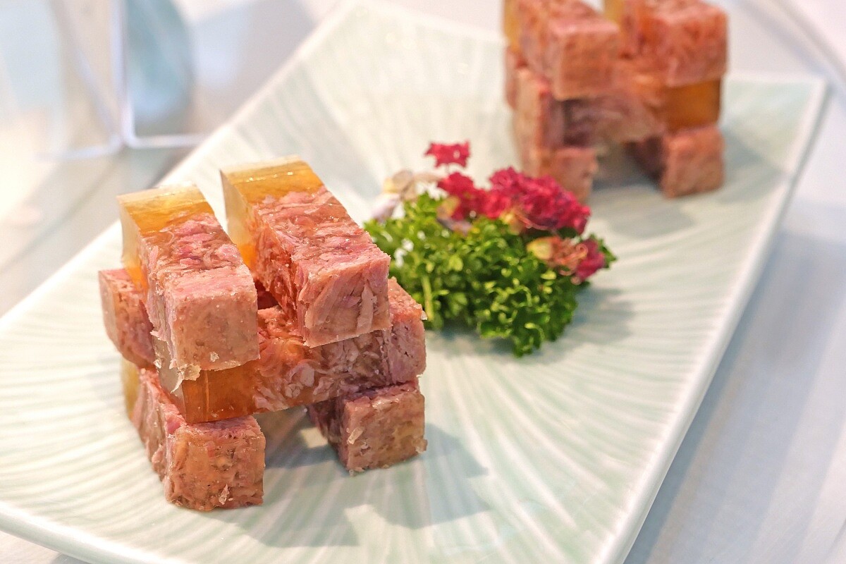 「鎮江肴肉」。