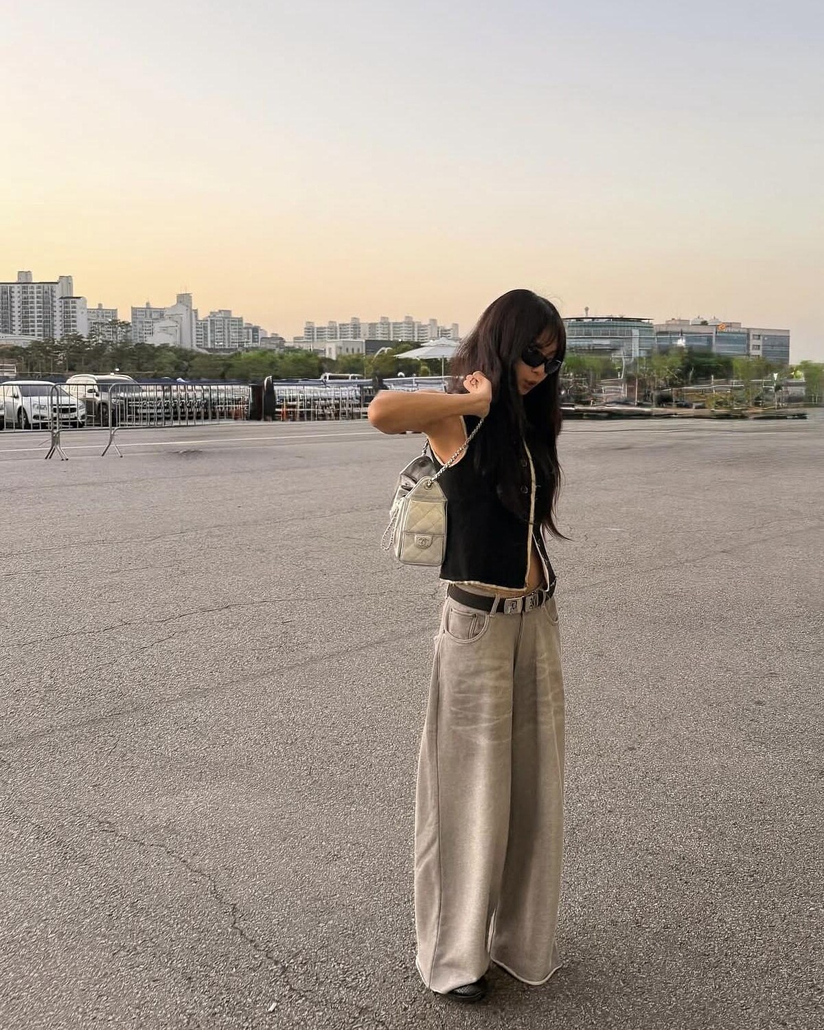 金珍妮日前參加造物主泰勒的首爾演唱會，當日他揹著一顆Chanel 25銀色小型包款，瞬間引爆社群話題。