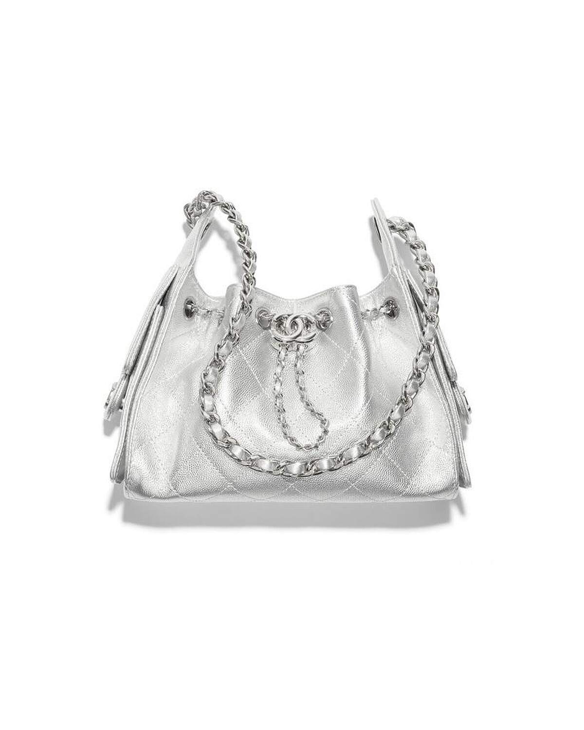 jennie近日的私人行程就是揹著這顆Chanel 25銀色小型包款。