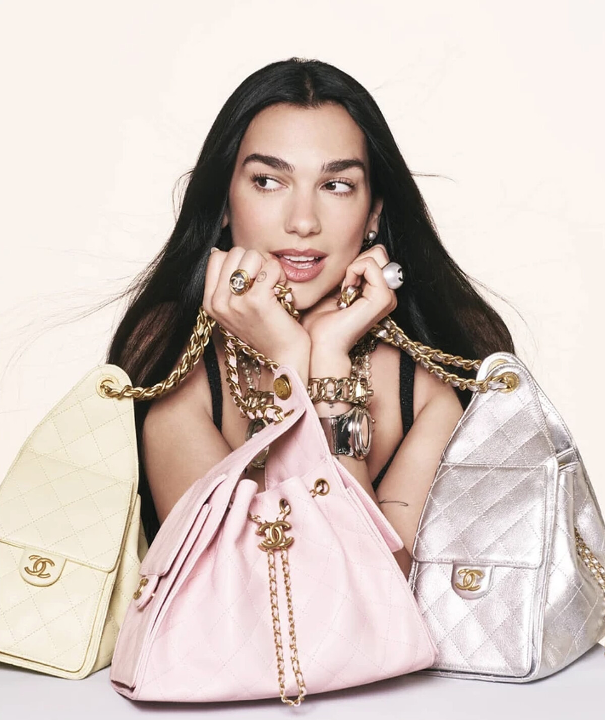 Dua Lipa也是Chanel 25包款的大使，他在私下也經常使用。