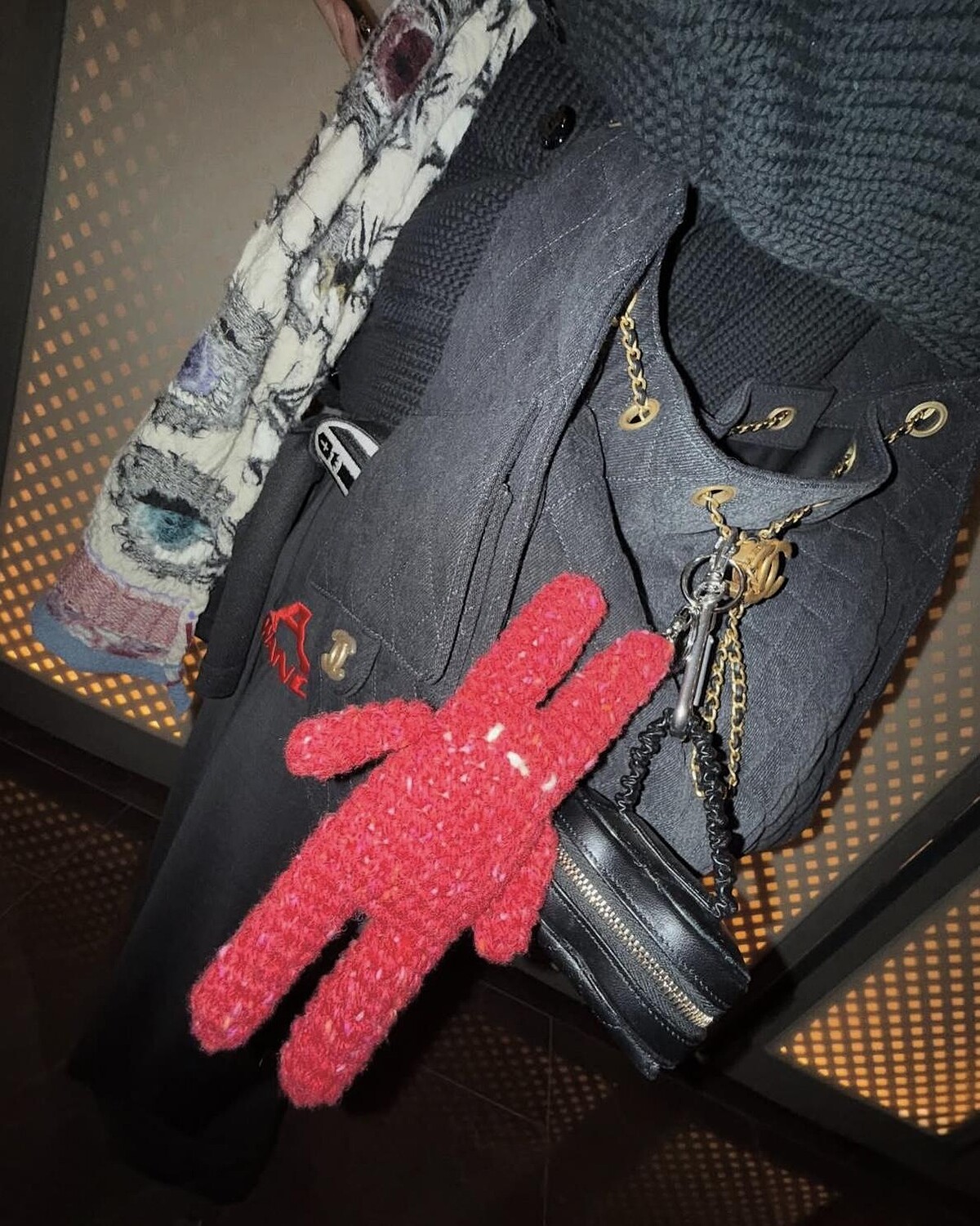 Jennie也是Chanel 25包款的愛好者，不同材質他都能輕鬆駕馭。