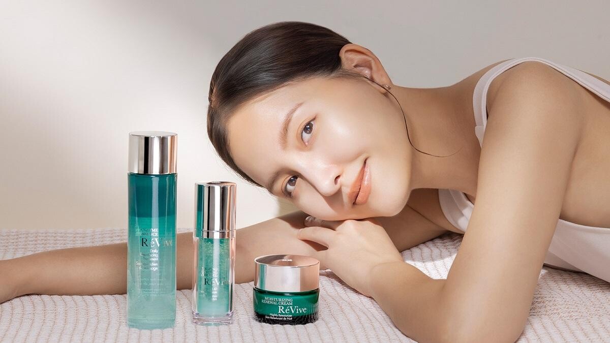 保養不是越多越好！肌膚真正渴望的是降躁不堆疊， RéVive引領『光學養膚』新世代 凝聚三大經典，一夜成就煥透亮肌！
