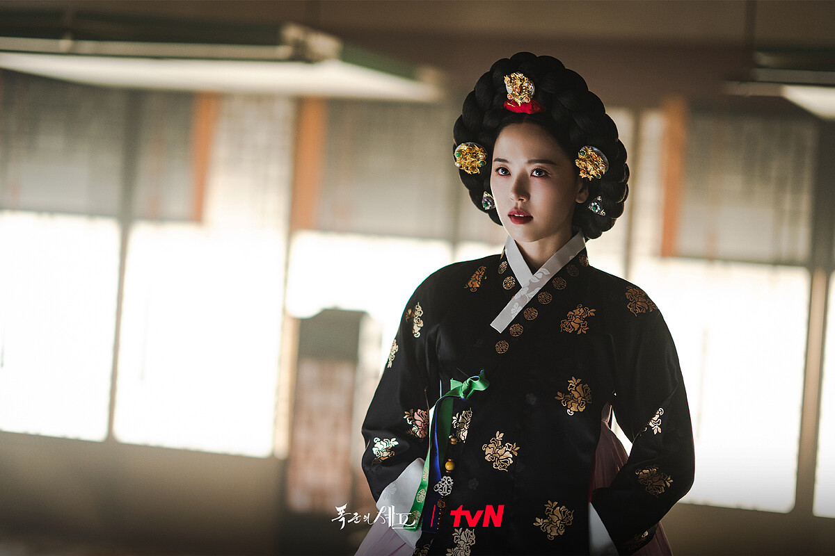 姜漢娜飾演姜木主。