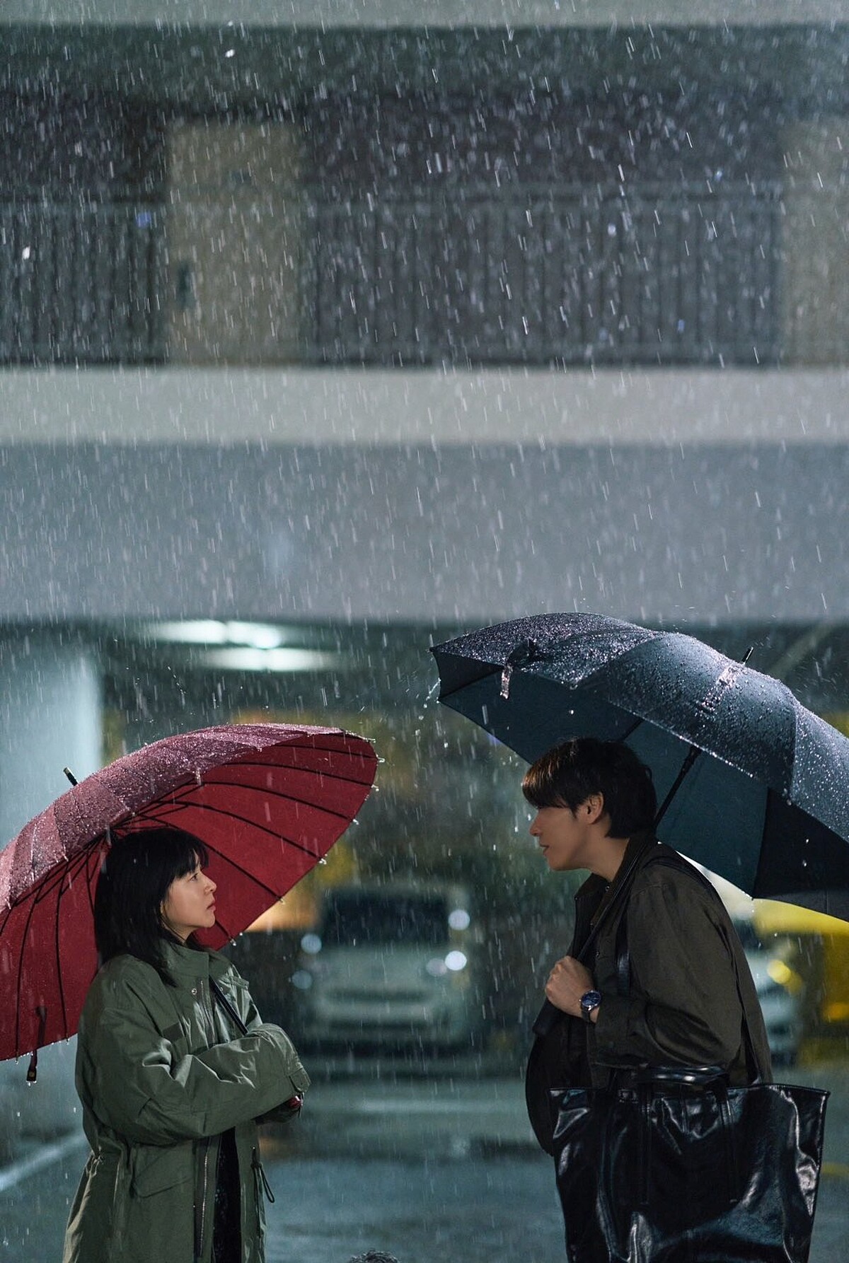 電視劇中暗示愛情的紅雨傘出現在恩秀與李慶之間