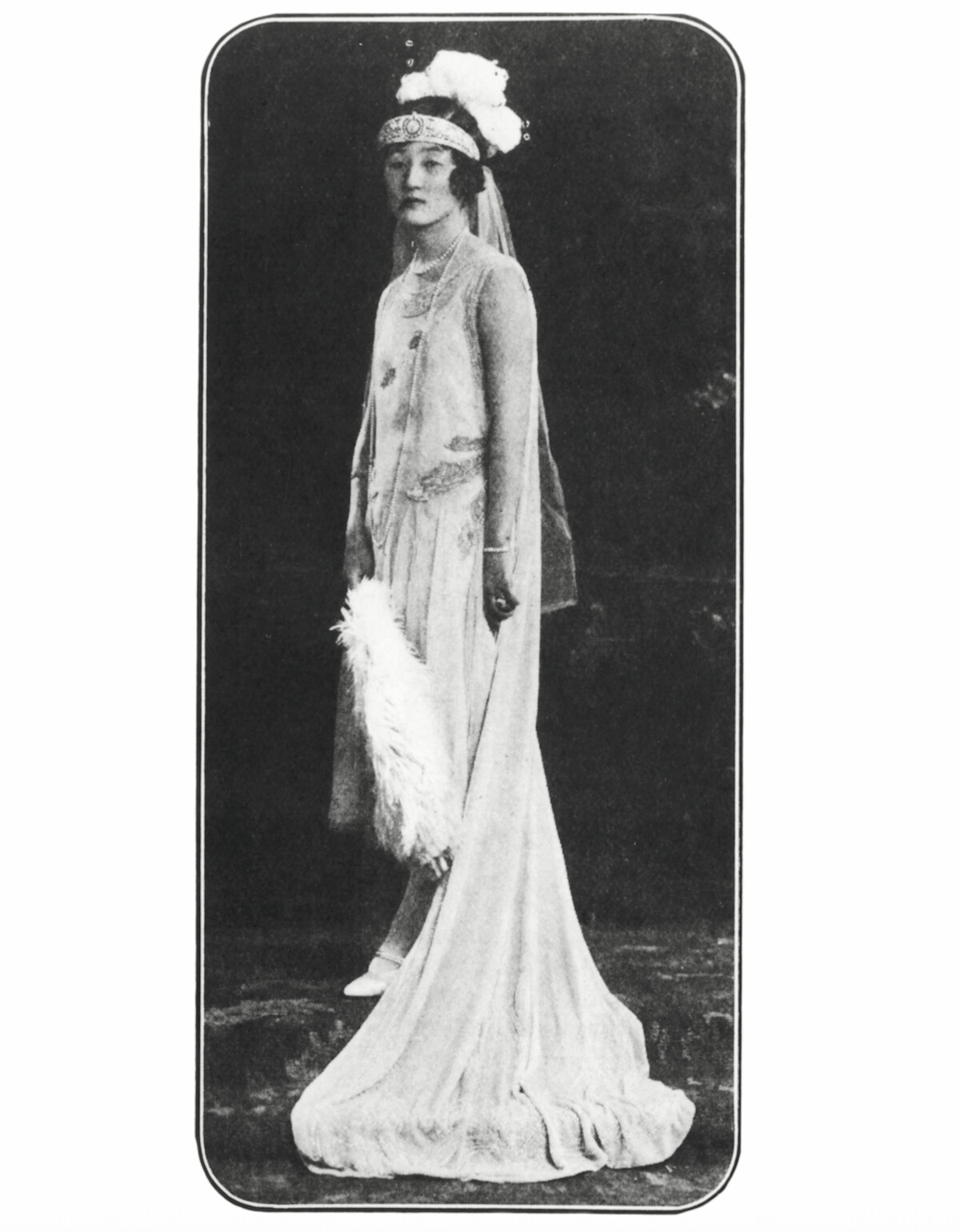 侯爵夫人前田菊子 配戴 Chaumet 冠冕