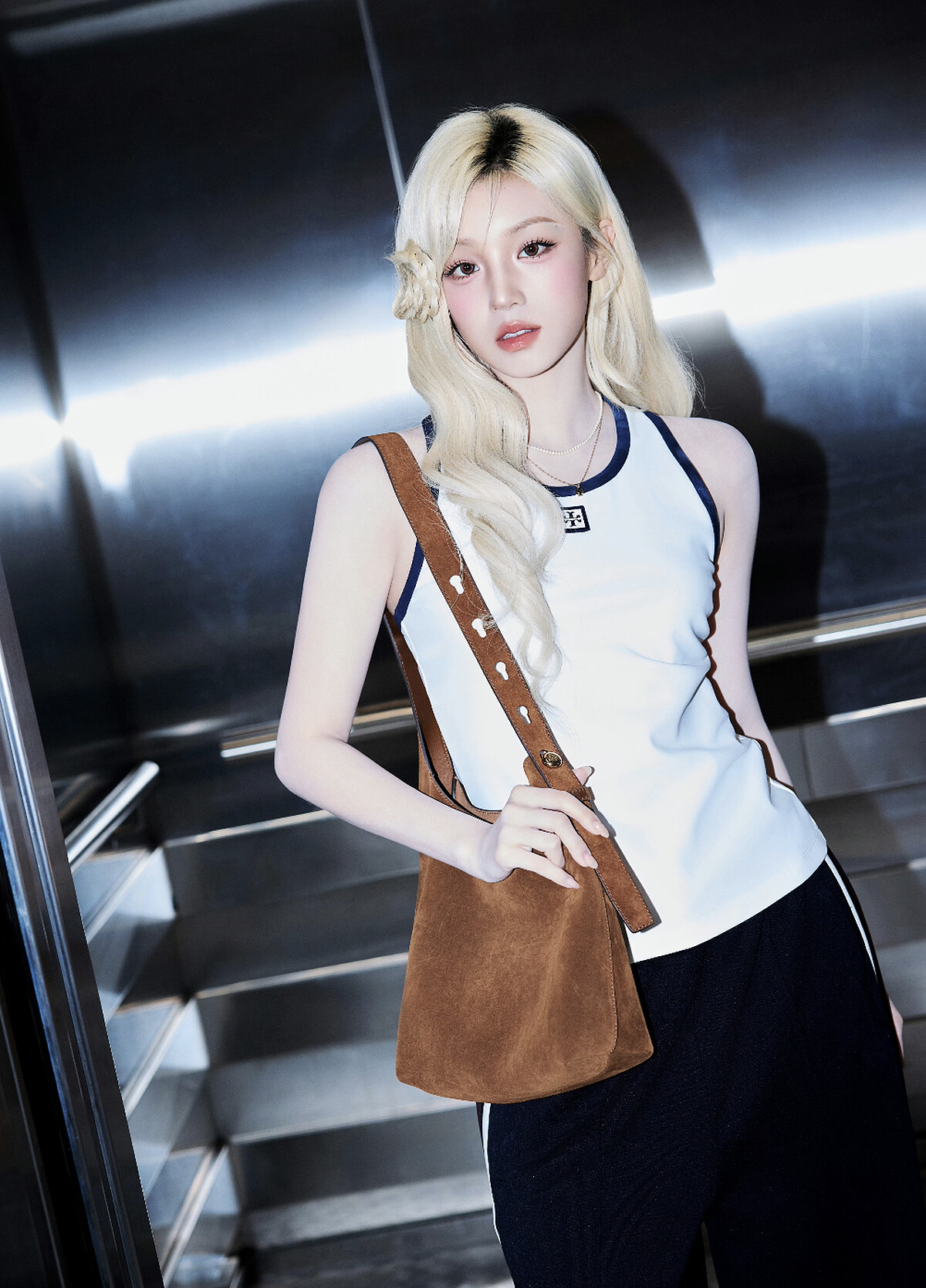 宋雨琦身上揹的是Tory Burch Romy麂皮包。