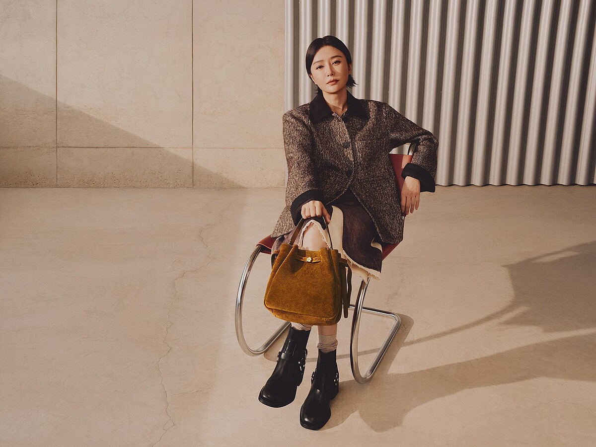 Tory Burch品牌大使以低調奢華的風格演繹這款Romy包的形象照。