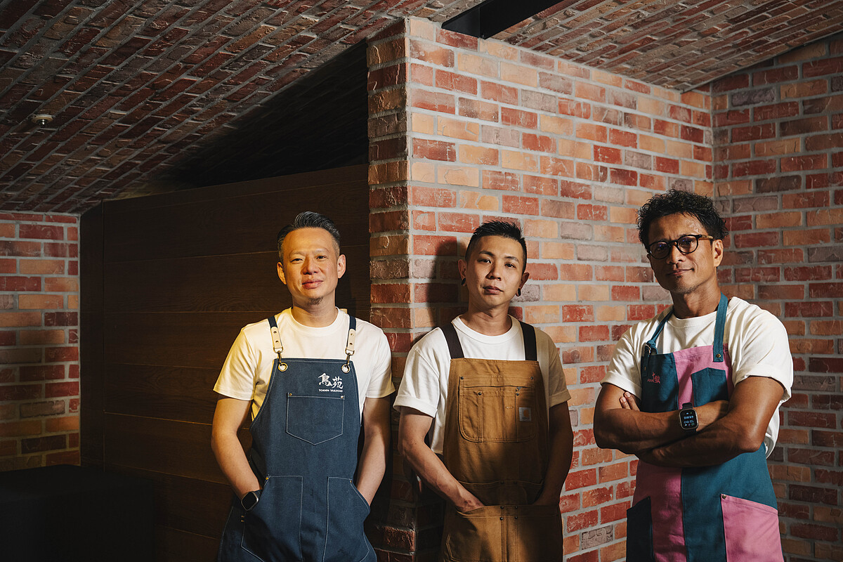 （左起）臺中「鳥苑 Torien Yakitori」主廚湯仲鴻、「FirePlay 」主廚蘇濟恒、「AKAME」主廚彭天恩