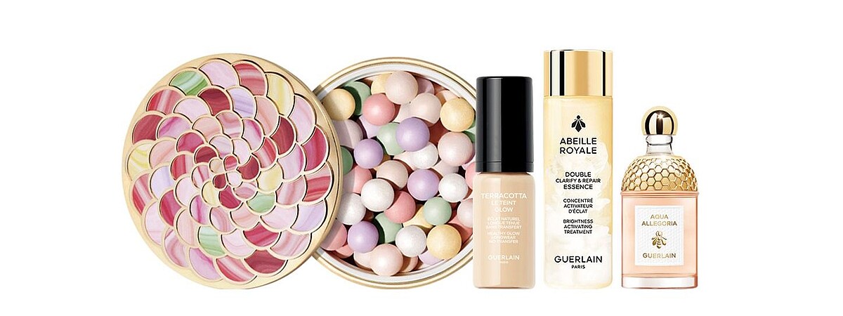 組合包含：幻彩流星蜜粉球02冷白皙(正品)、提洛可持妝輕粉底柔光版5ml、花草水語晨霧玫瑰淡香水7.5ml、皇家蜂王乳淨亮精華水15ml。