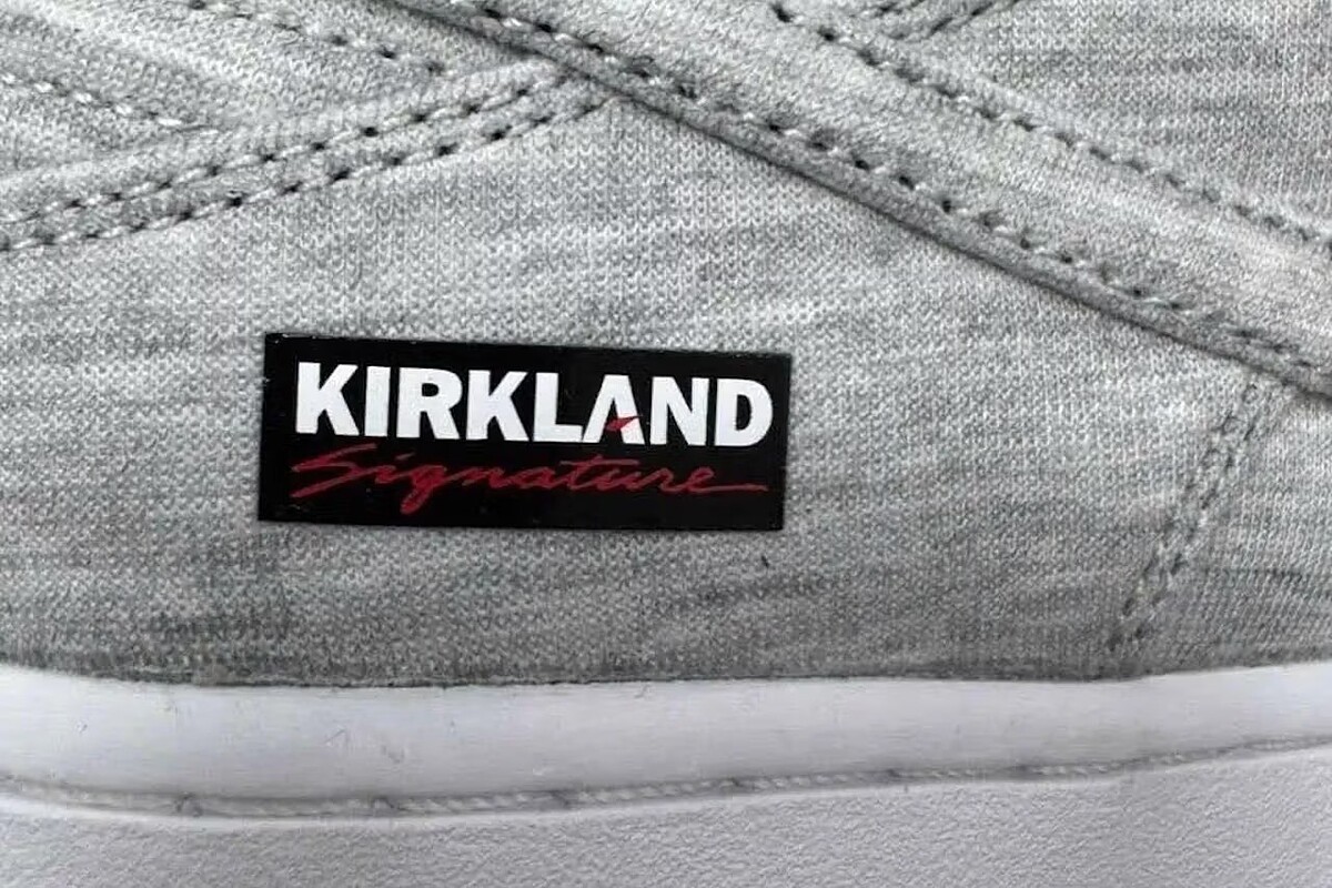 Kirkland Signature x Nike SB Dunk Low Kirkland Logo特寫
