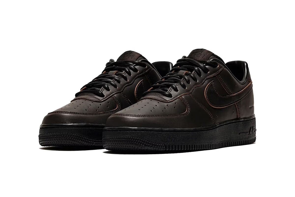 Nike Air Force 1 Low Morse Code 鞋面特寫，顯示摩斯密碼設計