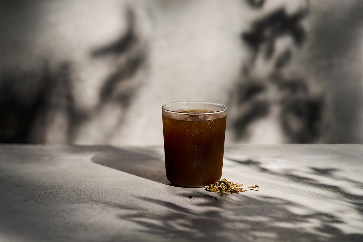 祇園焙茶：嚴選北川半兵衛深焙焙茶，茶韻純淨，入口風味醇厚芳香，尾韻帶淡淡焦糖與木質調，具有迷人層次，最能展示京都焙茶的獨特魅力。