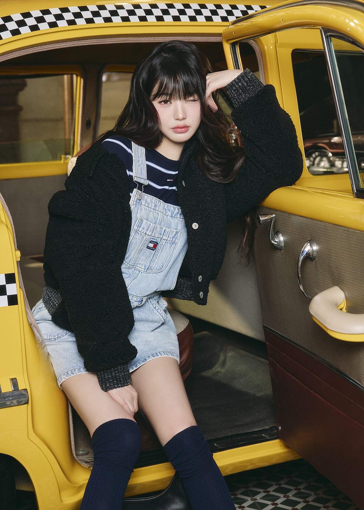 泰迪熊學院棒球外套、丹寧工裝連身裙、修身羅紋長袖上衣 by TOMMY JEANS。