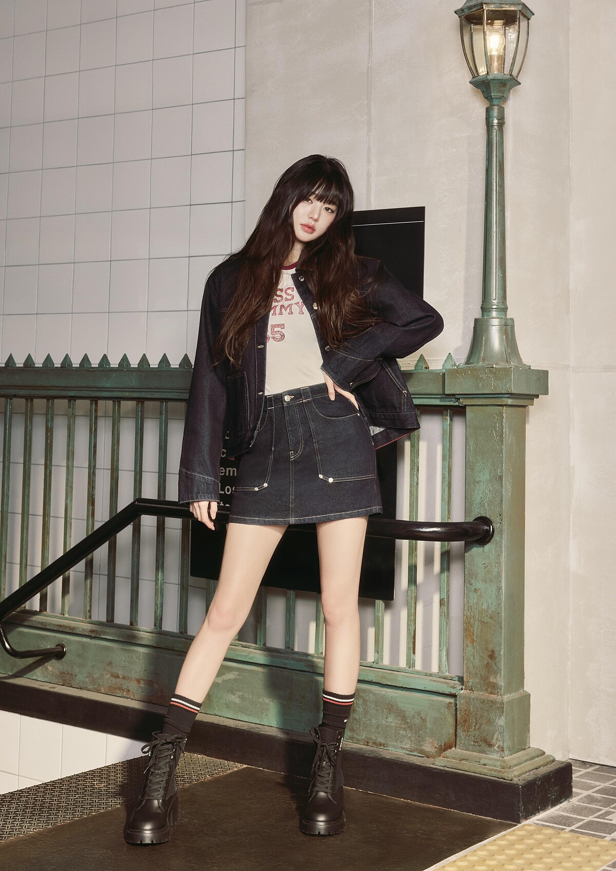 寬版丹寧工裝夾克、修身短袖標誌 T 恤、丹寧迷你裙、異材質拼接跟靴 by TOMMY JEANS。