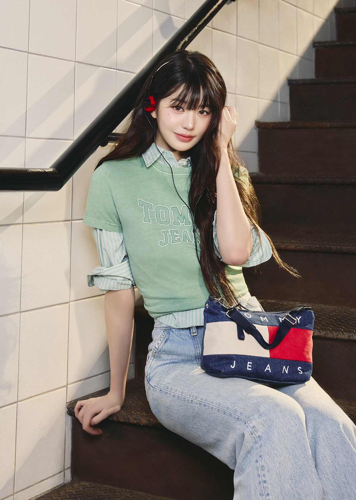 學院標誌 T 恤、短版寬鬆徽章襯衫、高腰喇叭牛仔褲、經典丹寧肩揹包 by TOMMY JEANS。