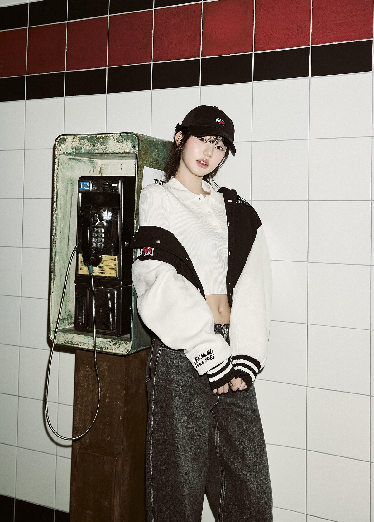 羊毛大學棒球外套、經典長袖 POLO 毛衣、寬鬆繭型牛仔褲、經典旗幟棒球帽 by TOMMY JEANS。