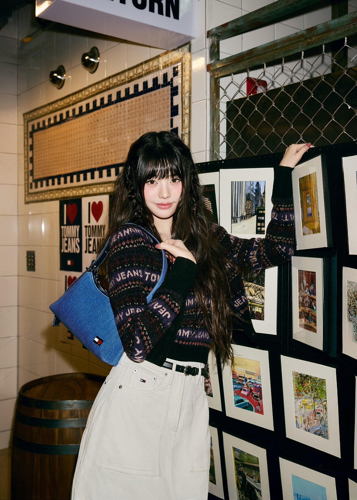 費爾島開襟毛衣、費爾島背心、燈心絨工裝裙、旗幟丹寧肩揹包 by TOMMY JEANS。