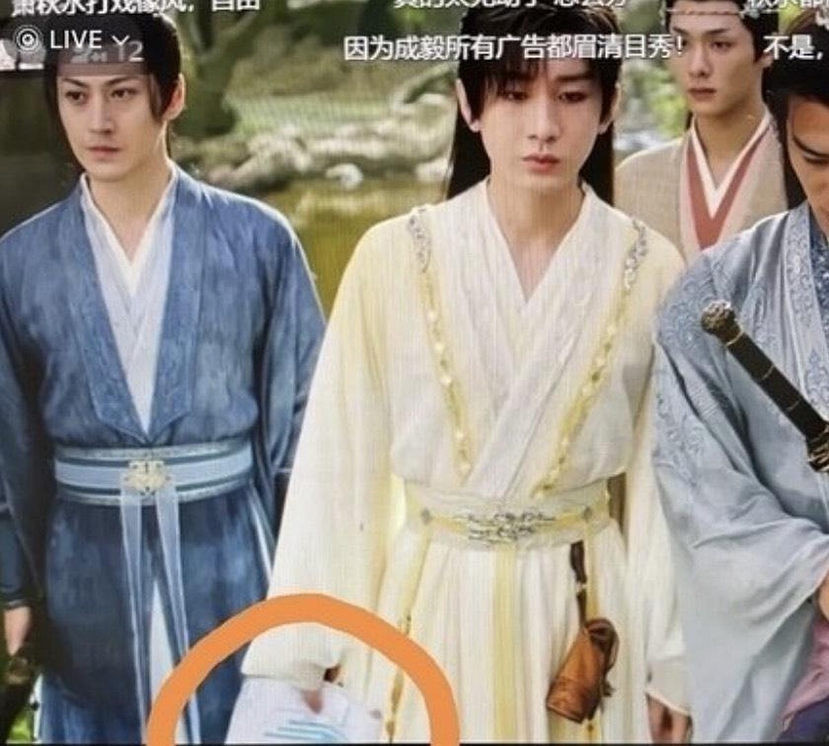 14集成毅手上居然拿著劇本。