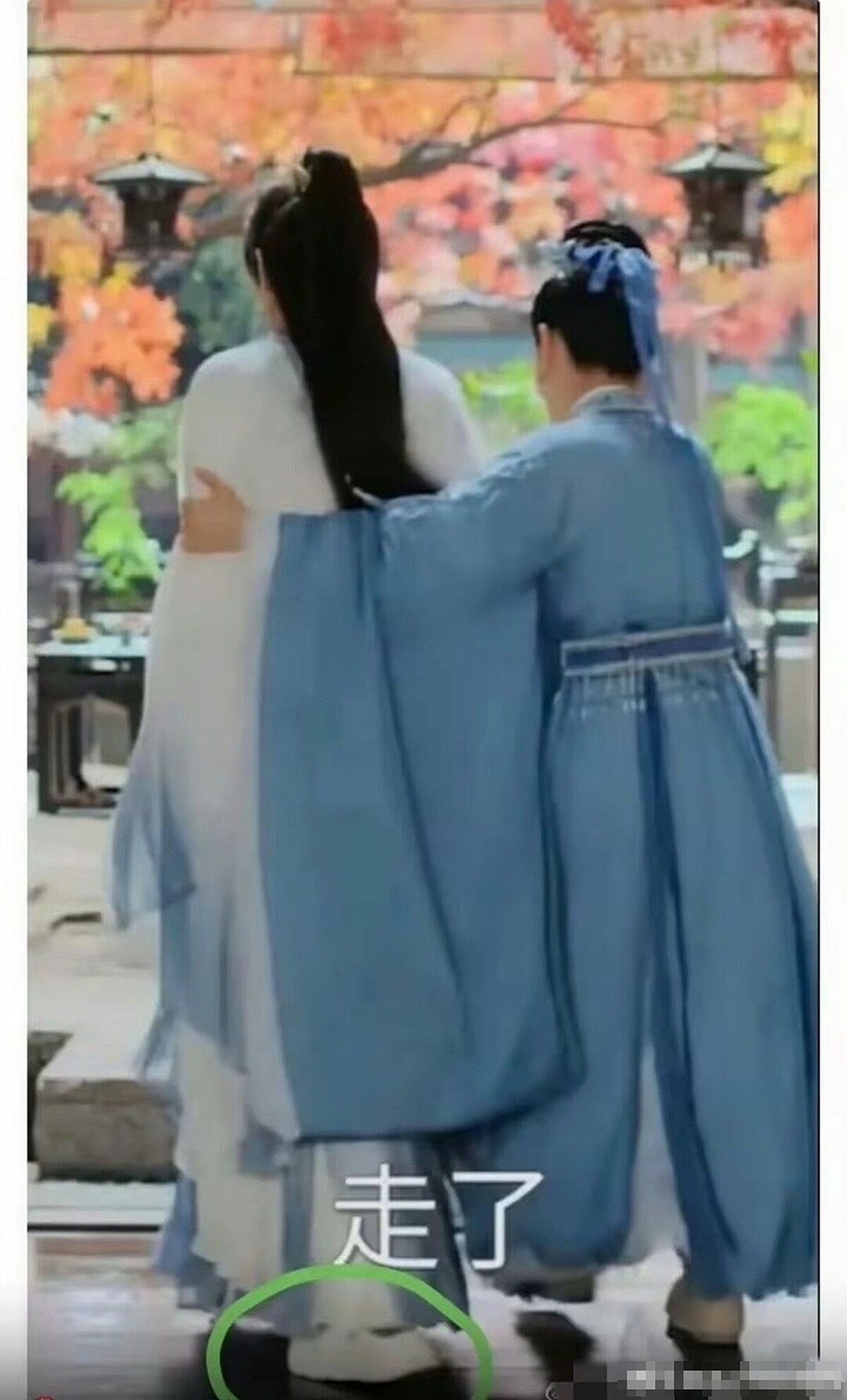 成毅穿洞洞鞋穿幫。