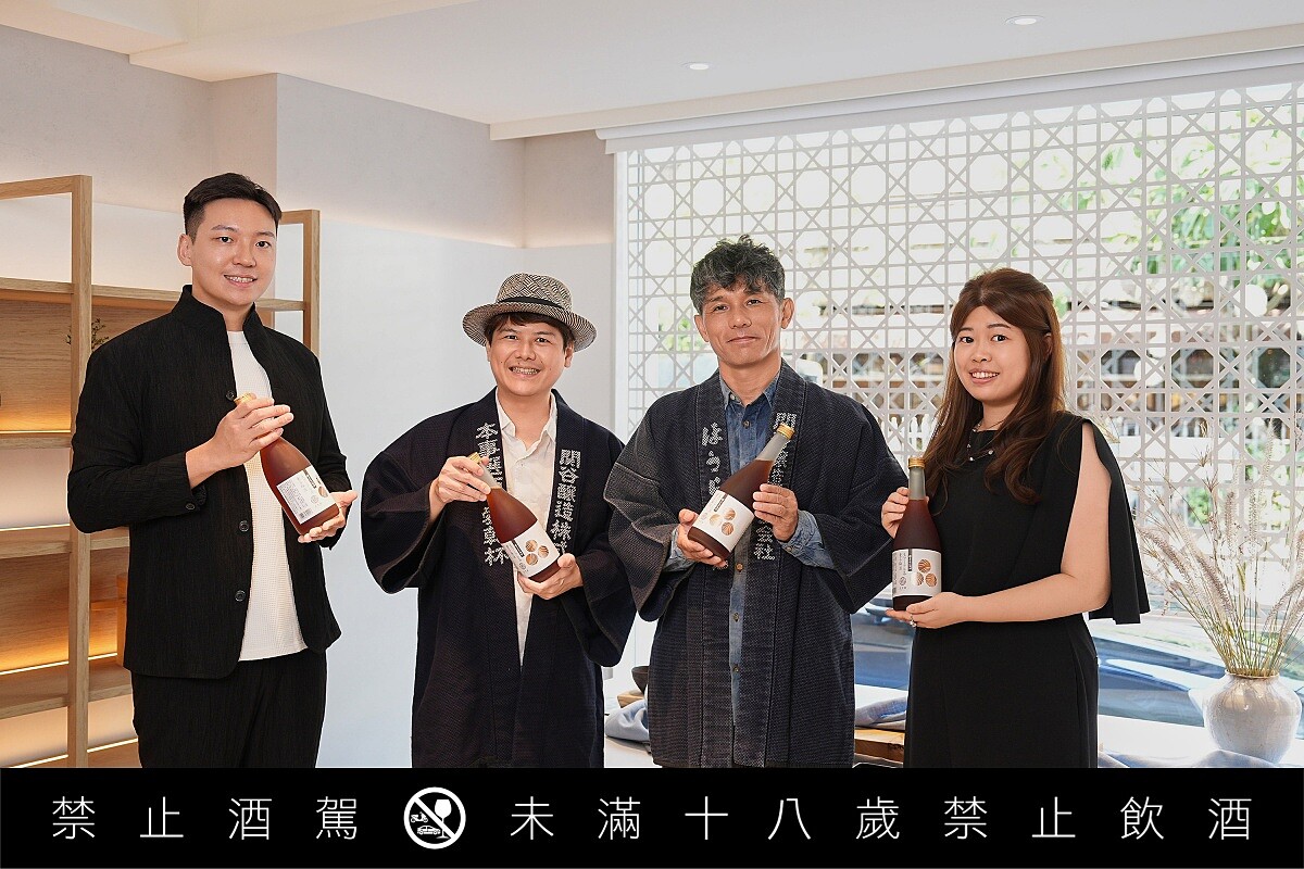 由左至右：本事選酒創辦人Dino、酒雄老師、關谷醸造社長関谷健、烹雪韻創辦人鄭茗謙。