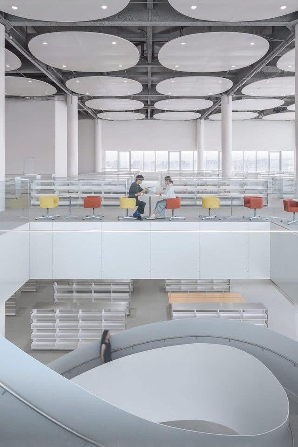 圖書館7樓閱覽區。圖片來源：臺中綠美圖提供｜YHLAA李易暹攝影