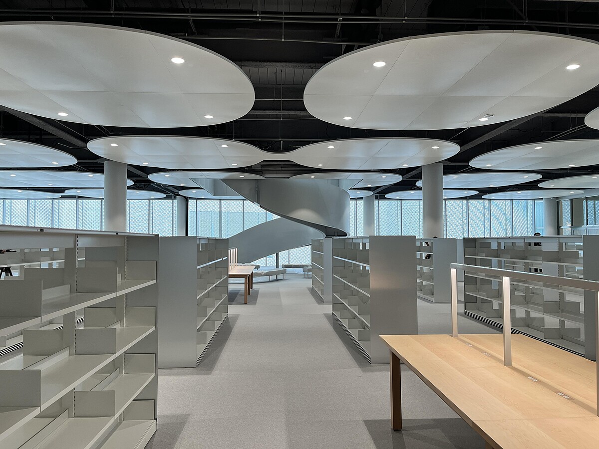 只有圖書館才有的天花板雲朵設計，具有吸音效果。｜Melody TU 採訪攝影