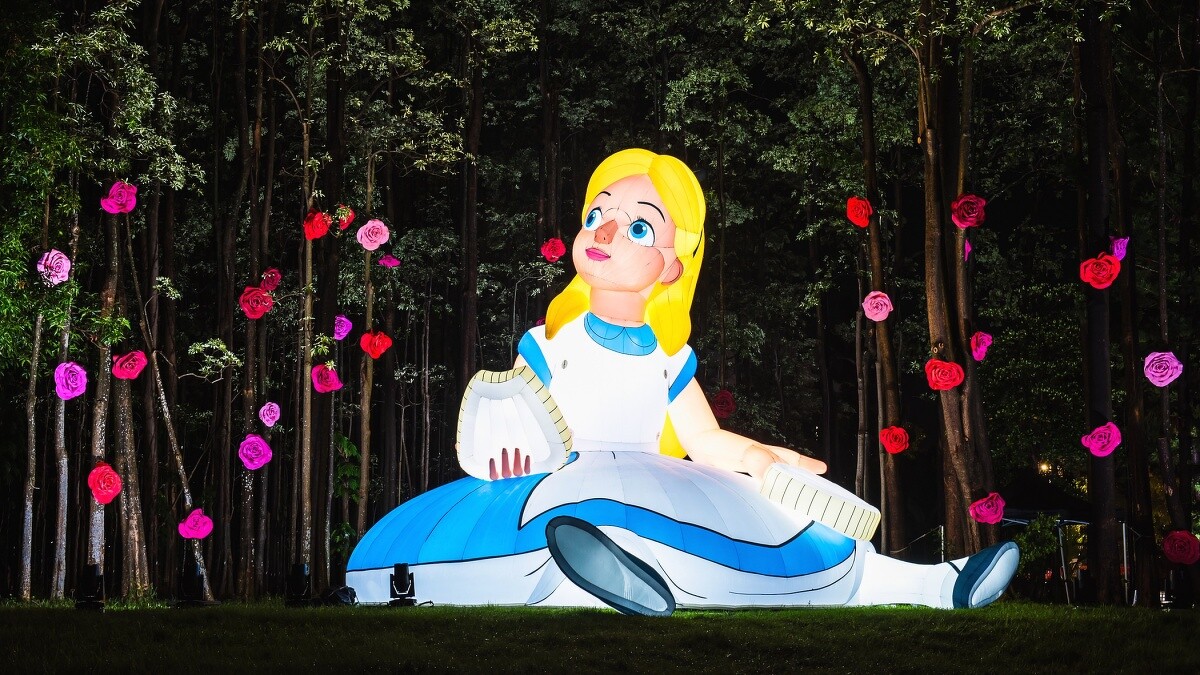 2025嘉義市光織影舞9公尺愛麗絲現身