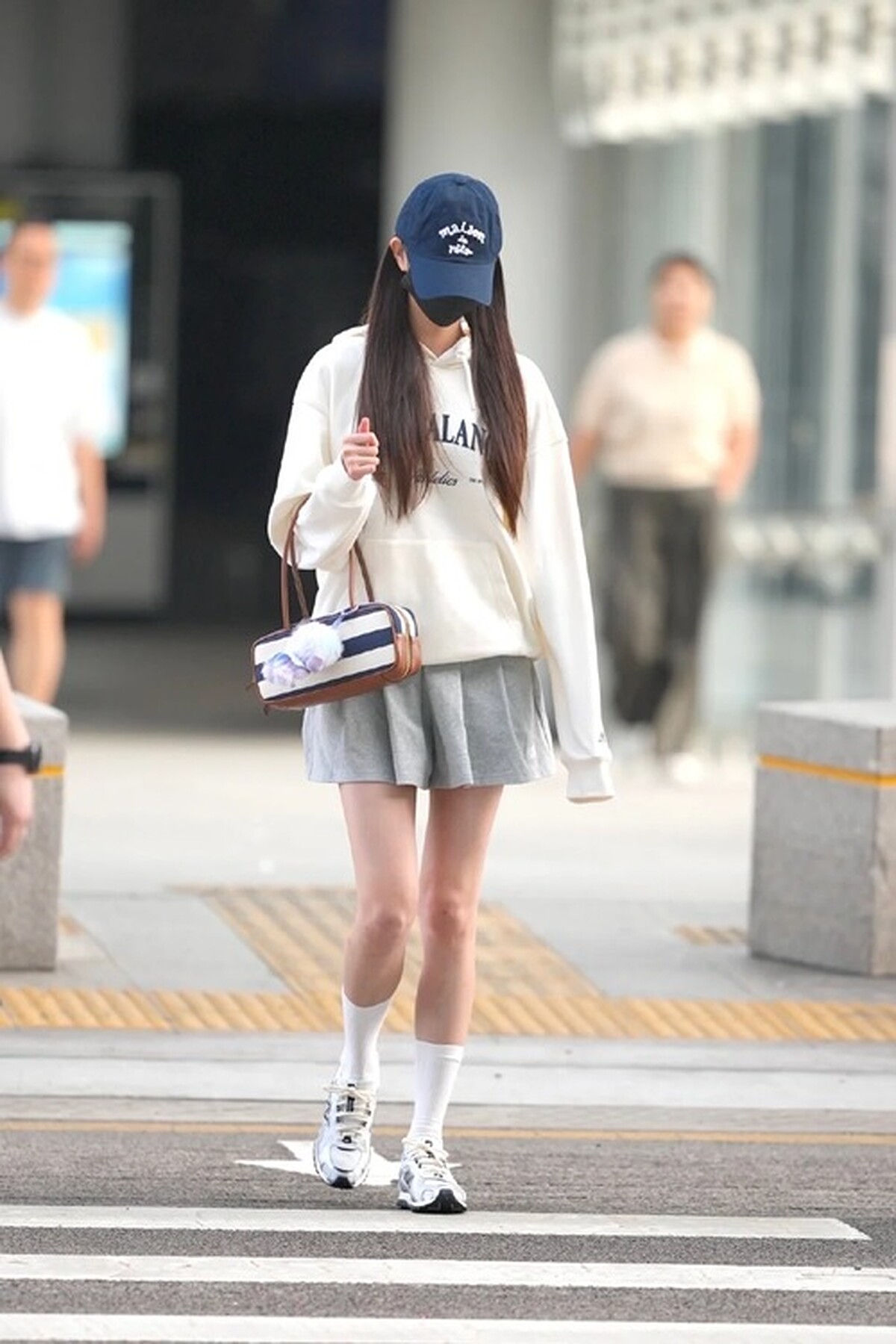 八月張員瑛出席上海活動時穿著的正是NB 薄底鞋新作204L